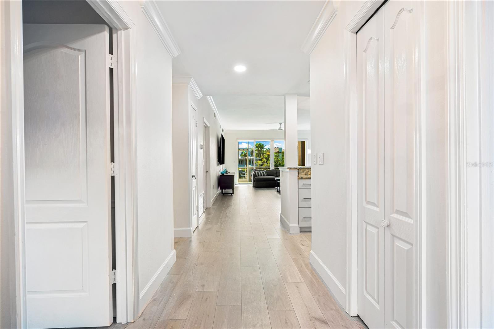 862 HUDSON AVE #862 photo 2