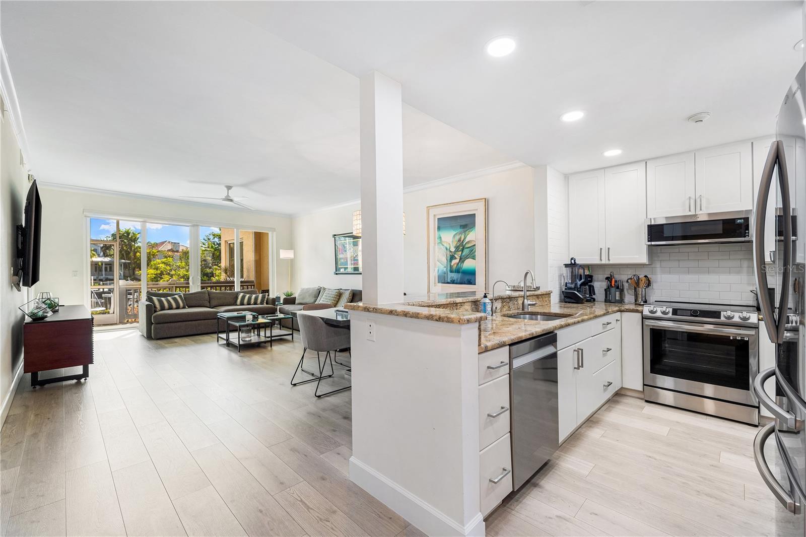 862 HUDSON AVE #862 photo 3
