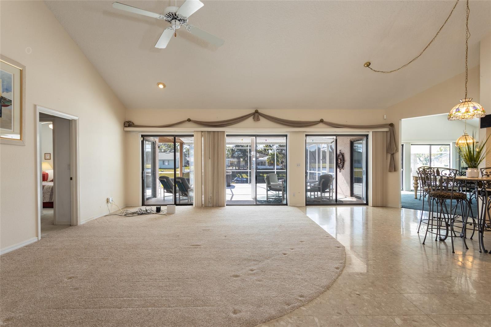10 CASTLE CT photo 5