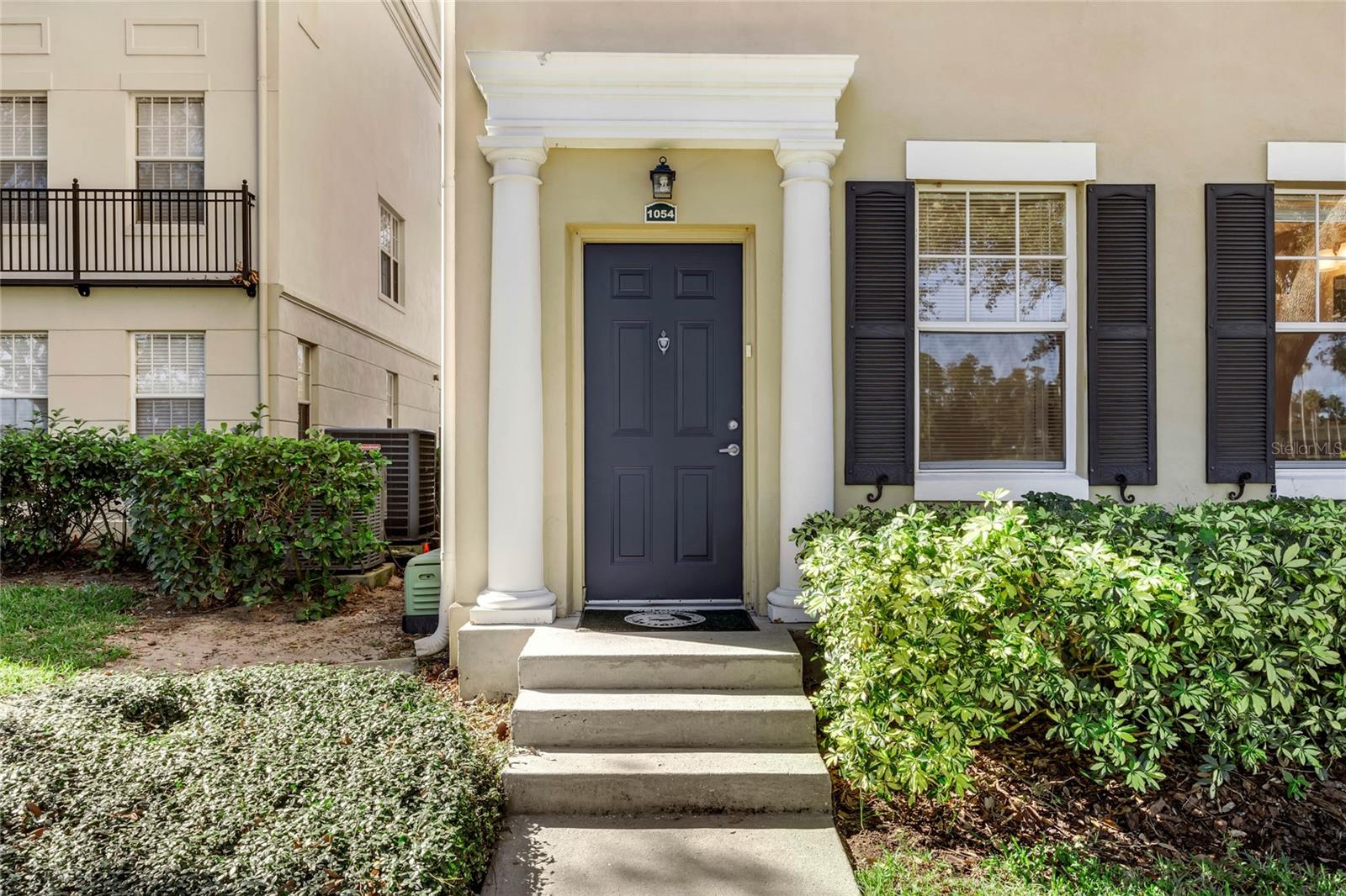 1054 WATERSIDE DR photo 2