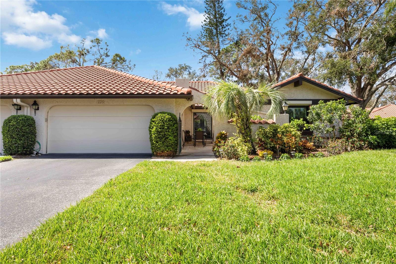 5575 GOLF POINTE DR photo 3