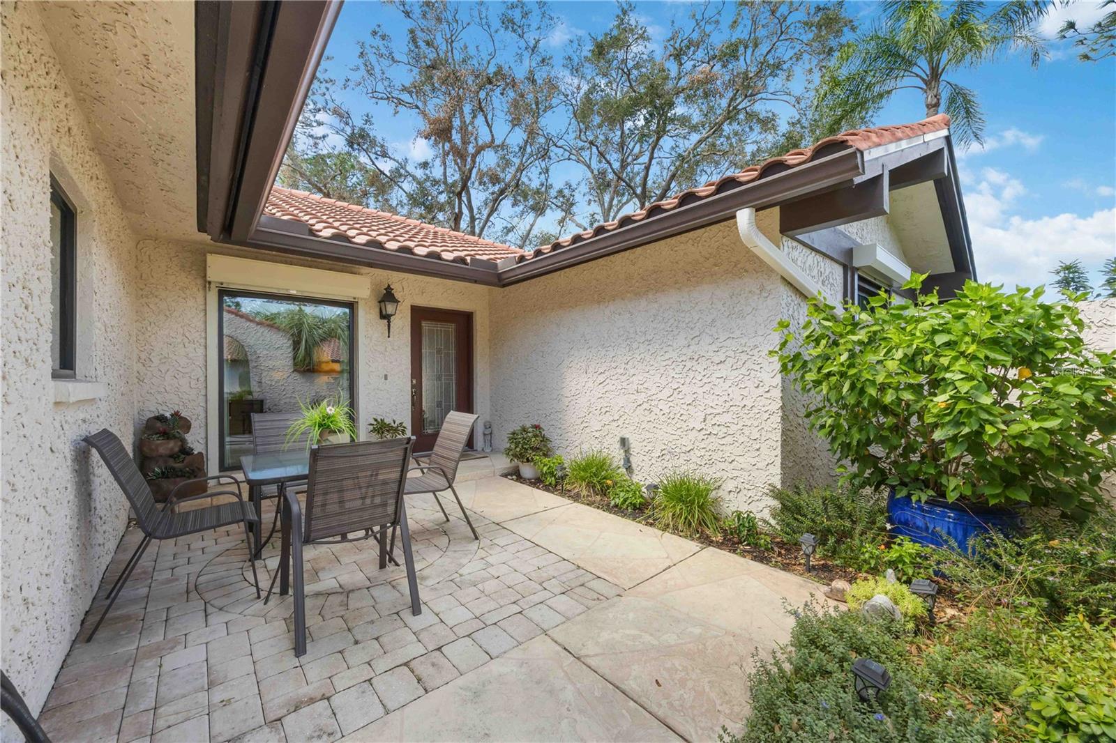 5575 GOLF POINTE DR photo 4