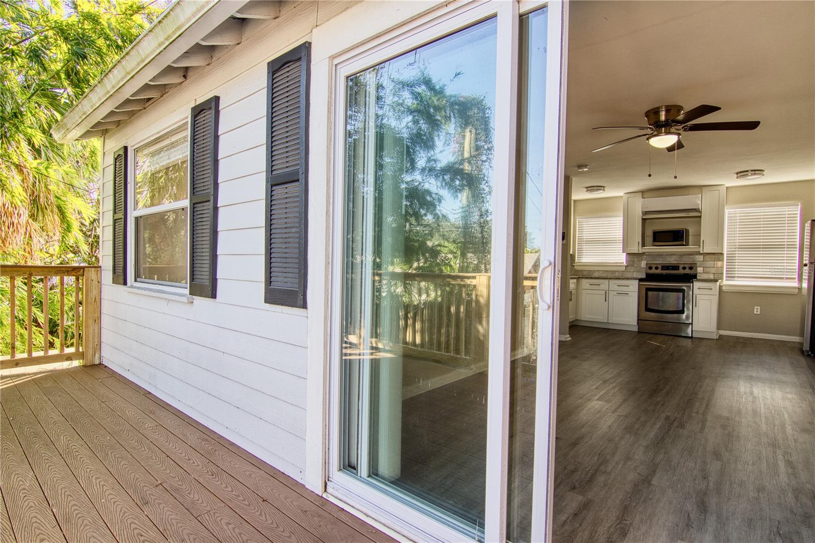 1030 DELANEY AVE #A photo 3