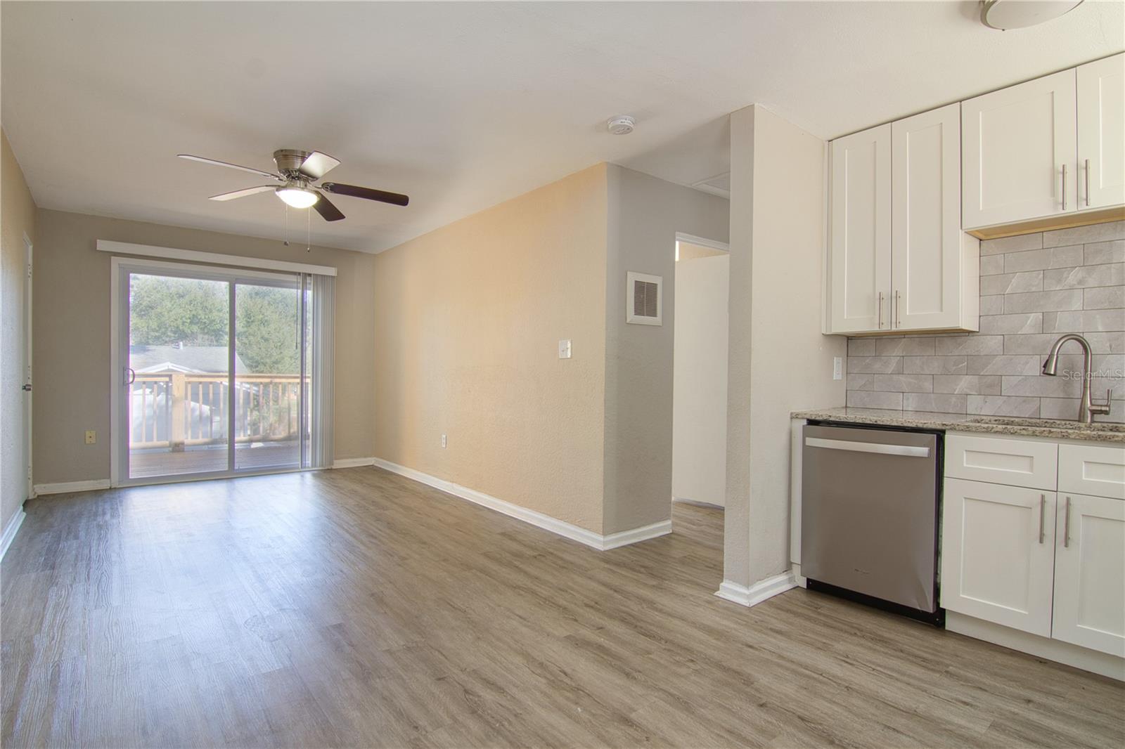 1030 DELANEY AVE #A photo 4