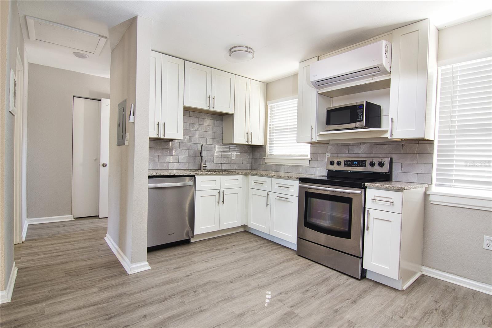 1030 DELANEY AVE #A photo 5