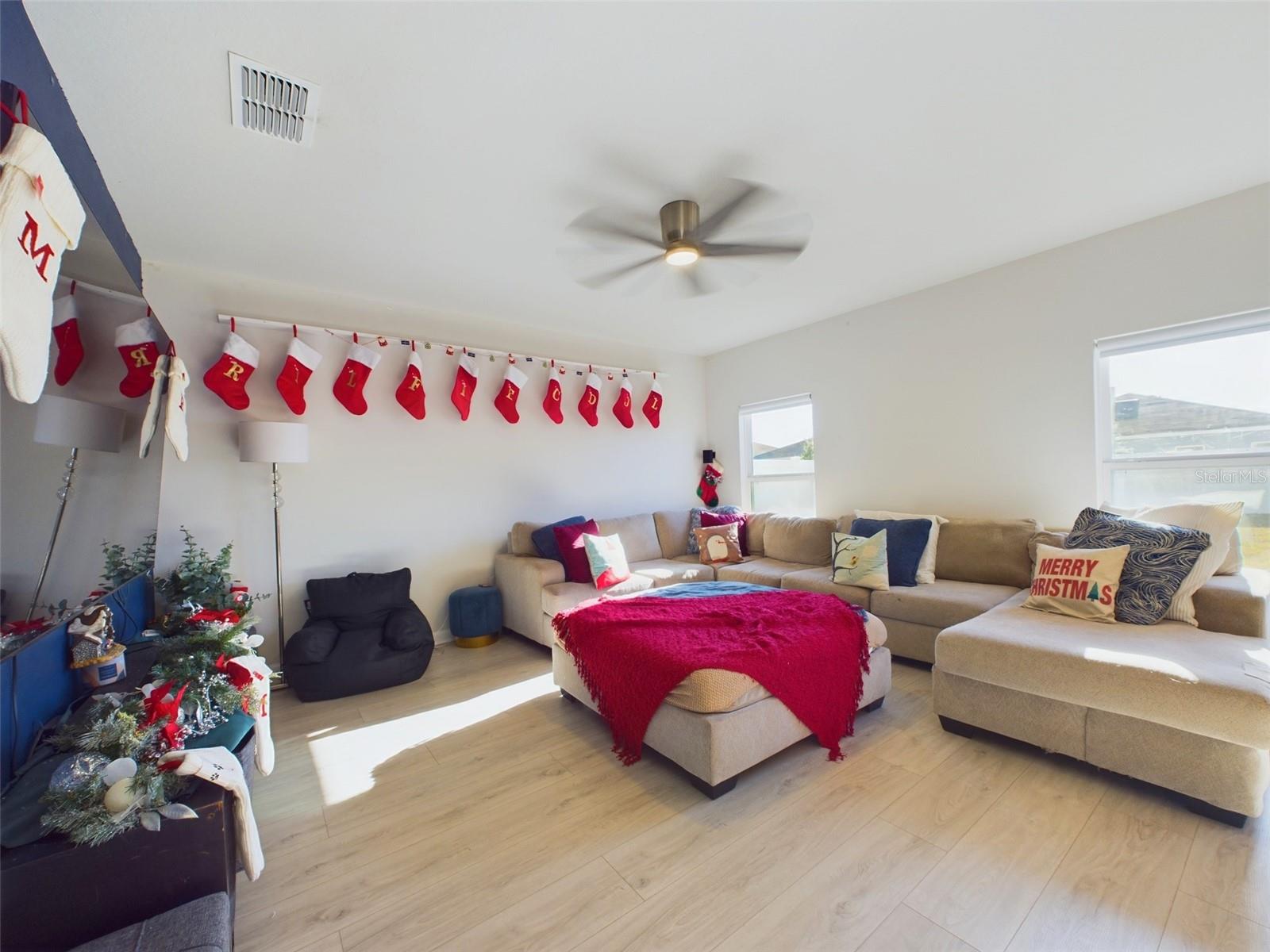 1424 FEATHER LN photo 4