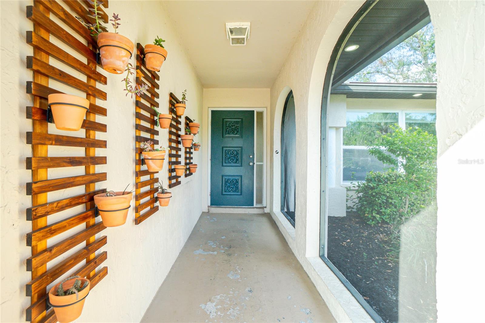 1190 VICTORIA AVE NW photo 2