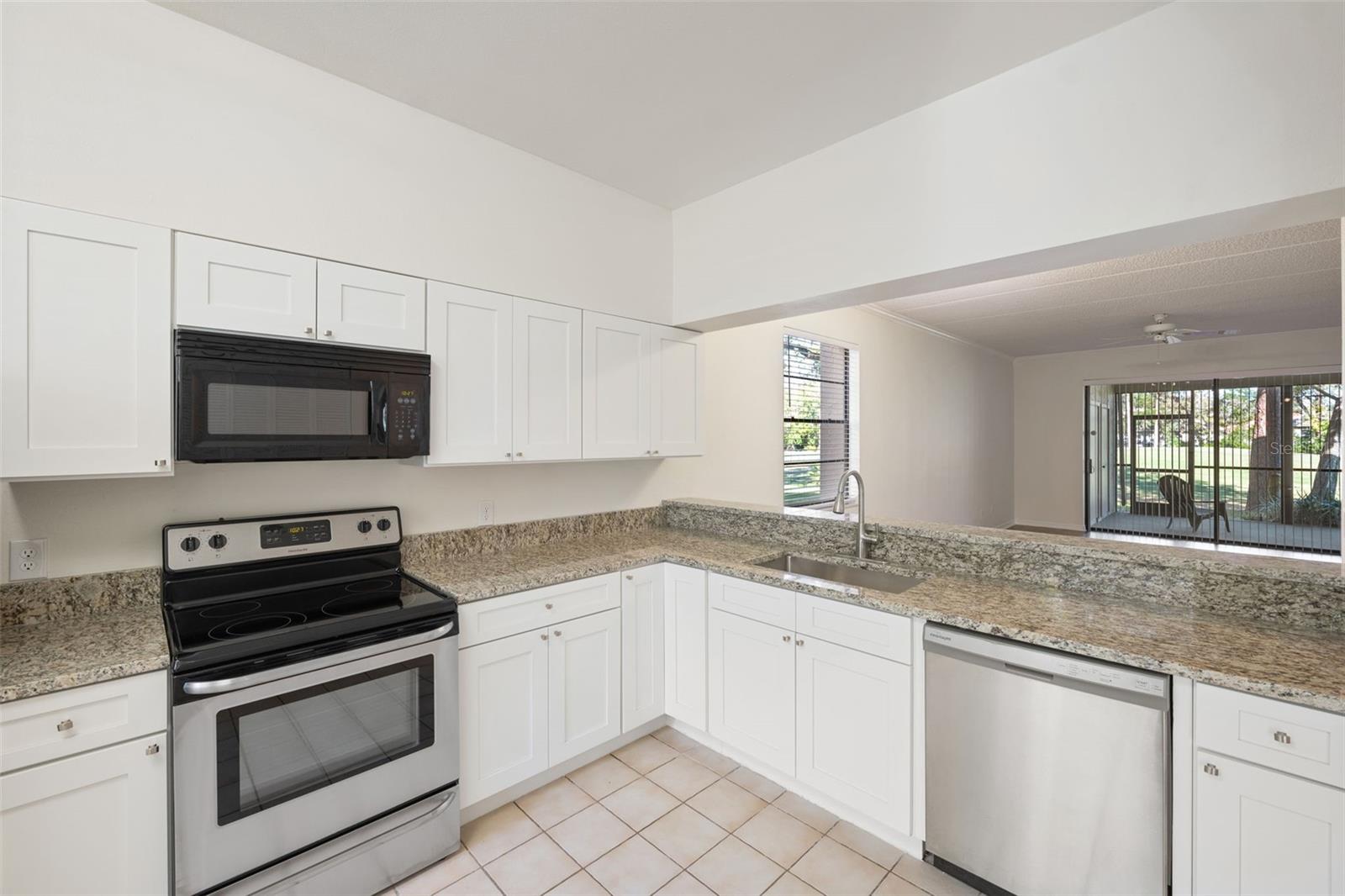121 LINDSAY LN photo 2