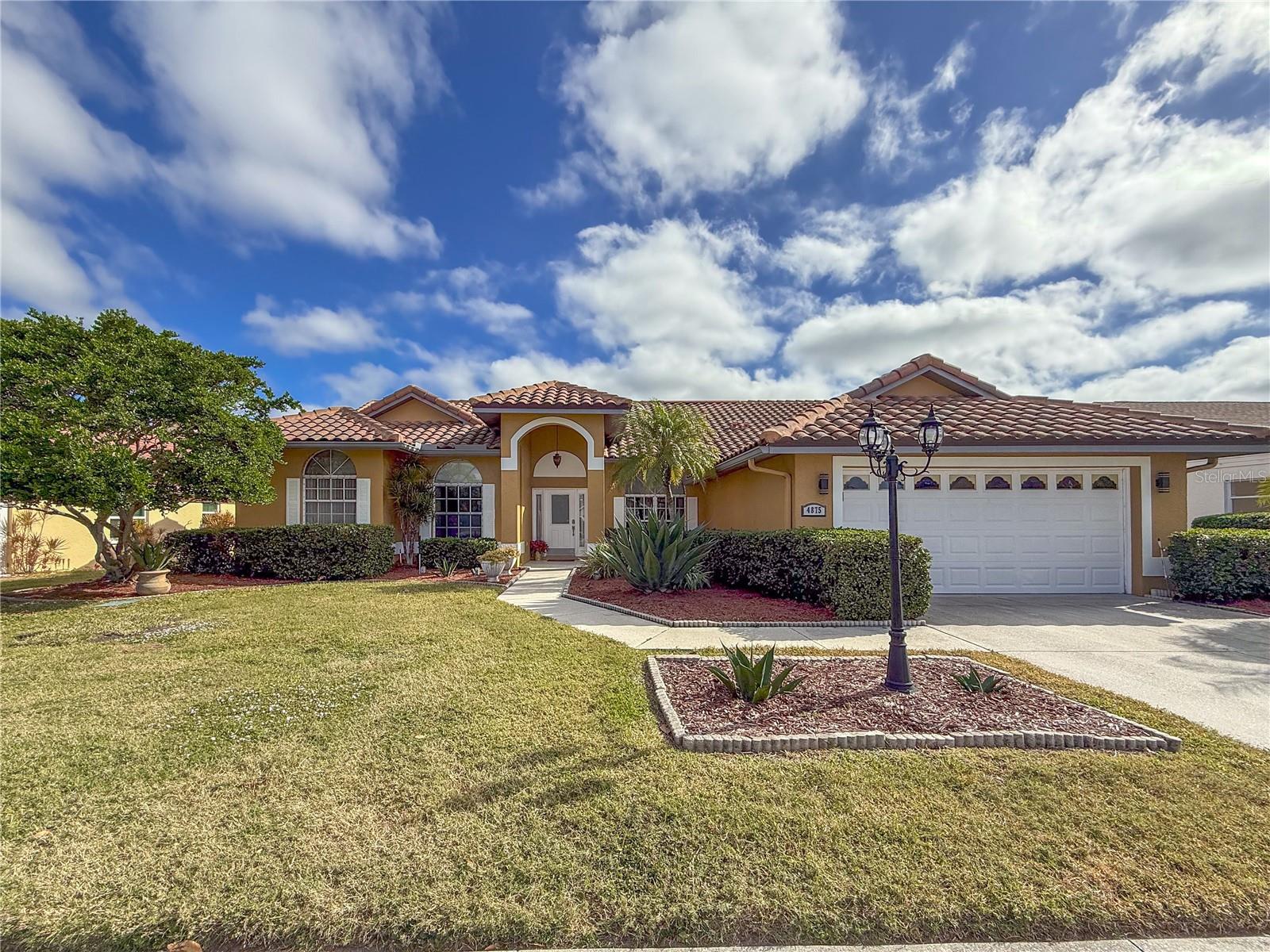 4875 WOOD POINTE WAY photo 3