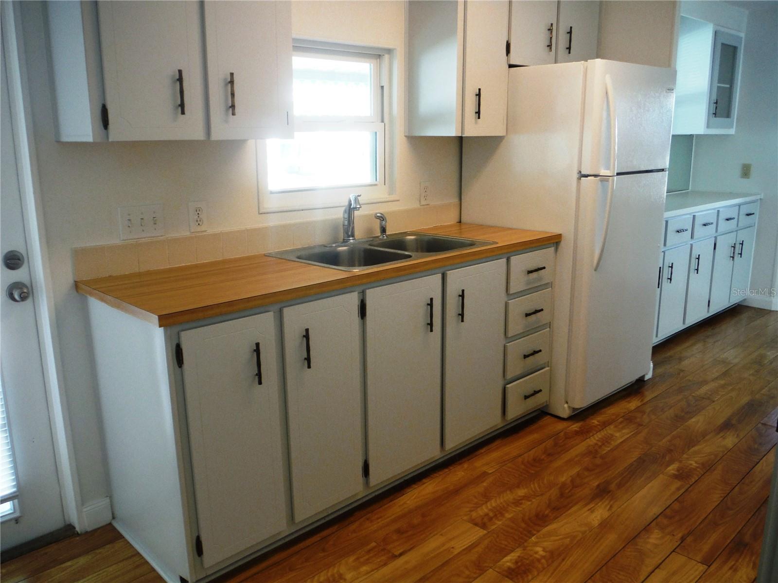 90 CHESTNUT DR #11 photo 3