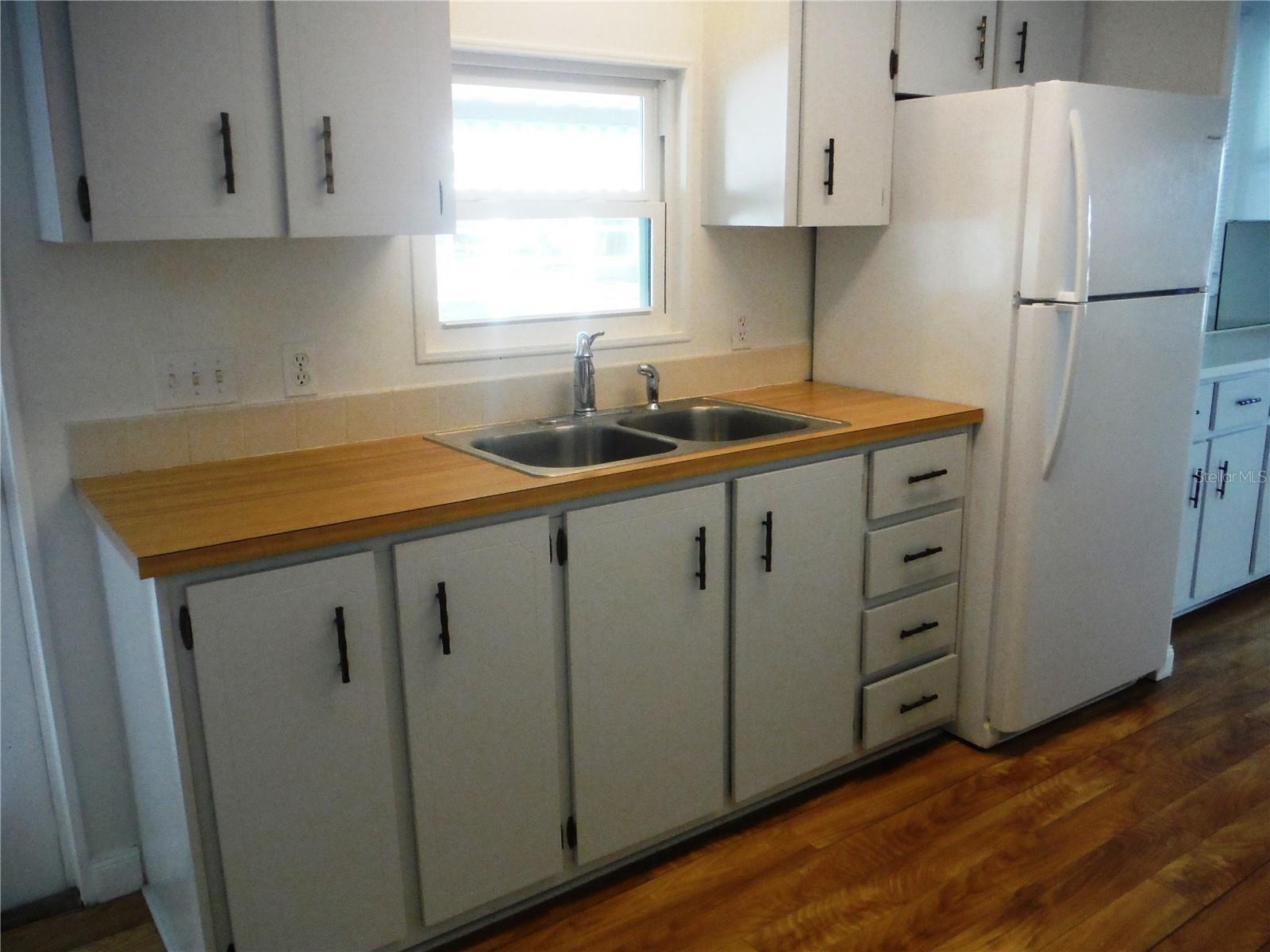 90 CHESTNUT DR #11 photo 2