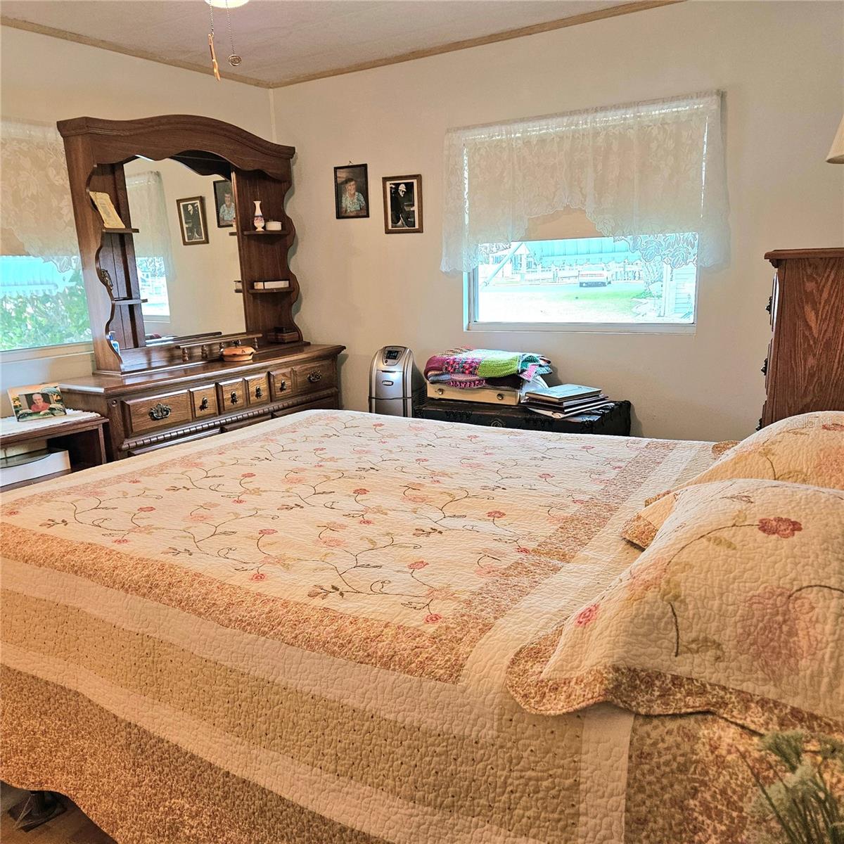 525 PARKWOOD AVE photo 2