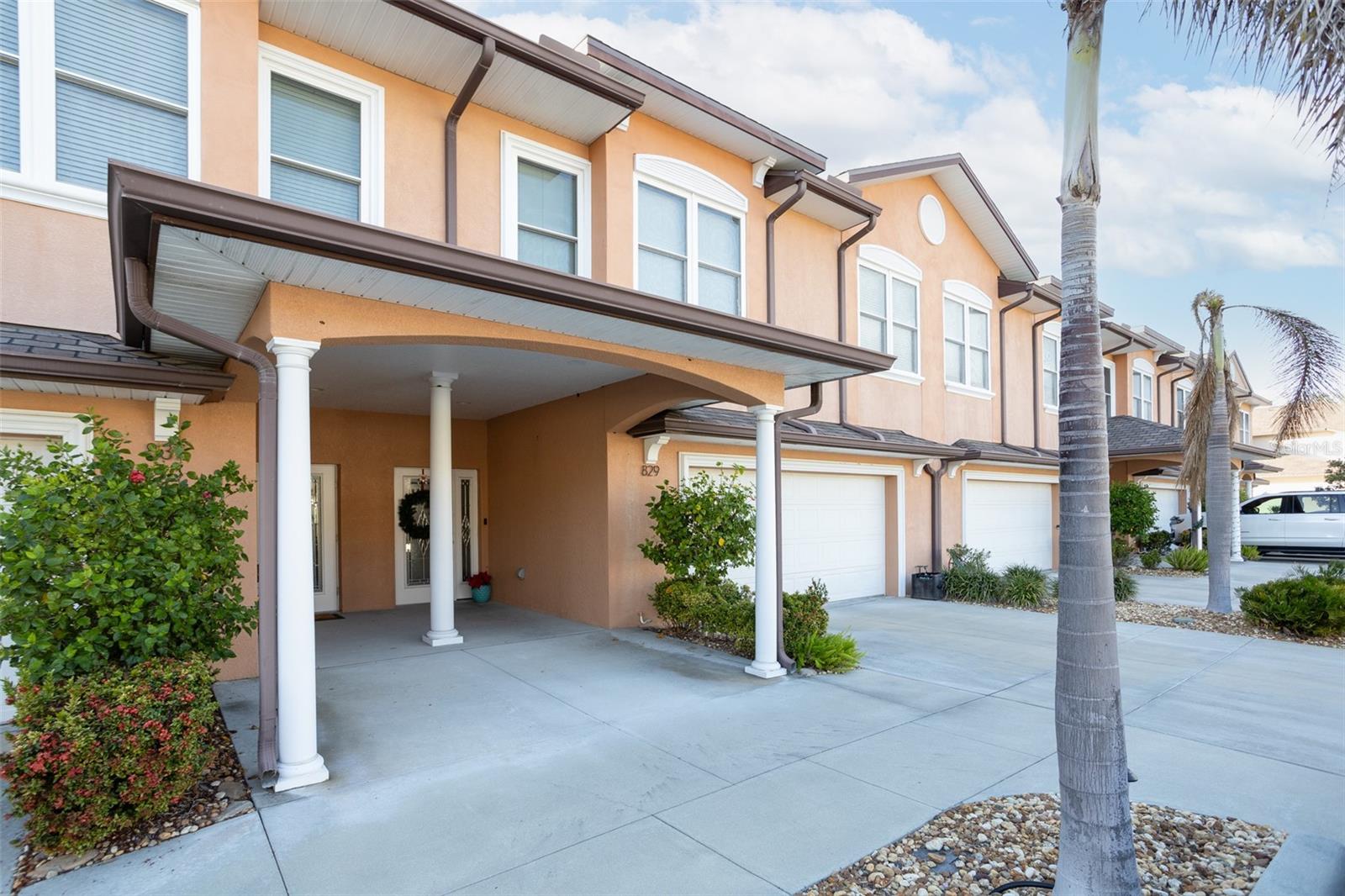 829 DATE PALM LN