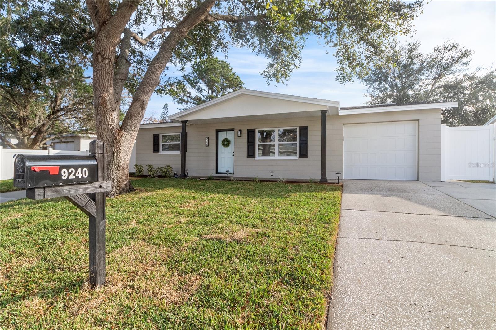 9240 WHITMAN LN photo 4