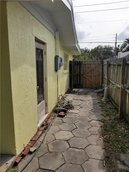 105 CAUSEWAY BLVD photo 4