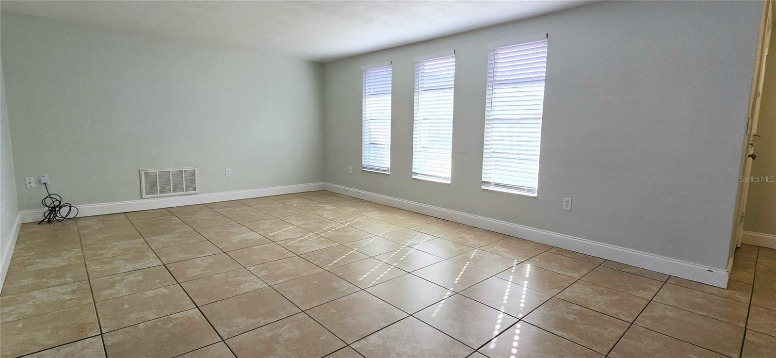 7923 HAWTHORN DR photo 3