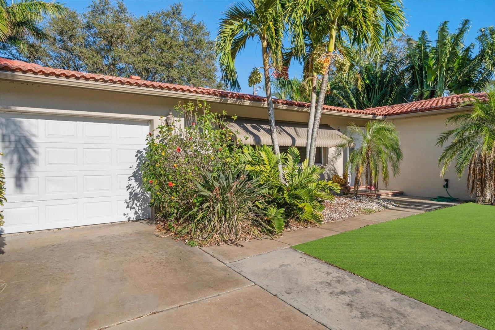 587 HILLCREST DR photo 3