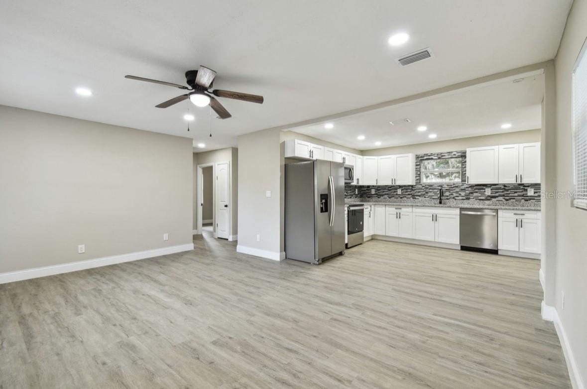 5041 WOOD ST photo 3