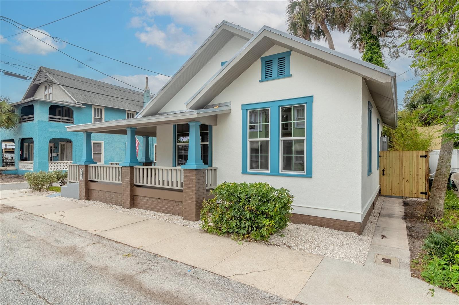 208 DOUGLAS ST photo 3