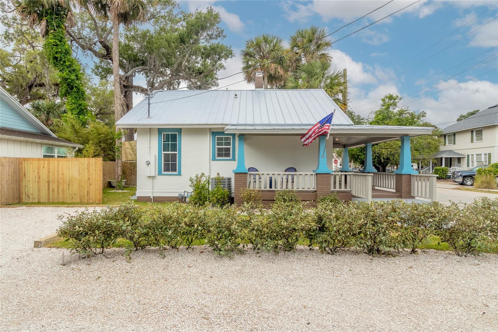 208 DOUGLAS ST photo 5