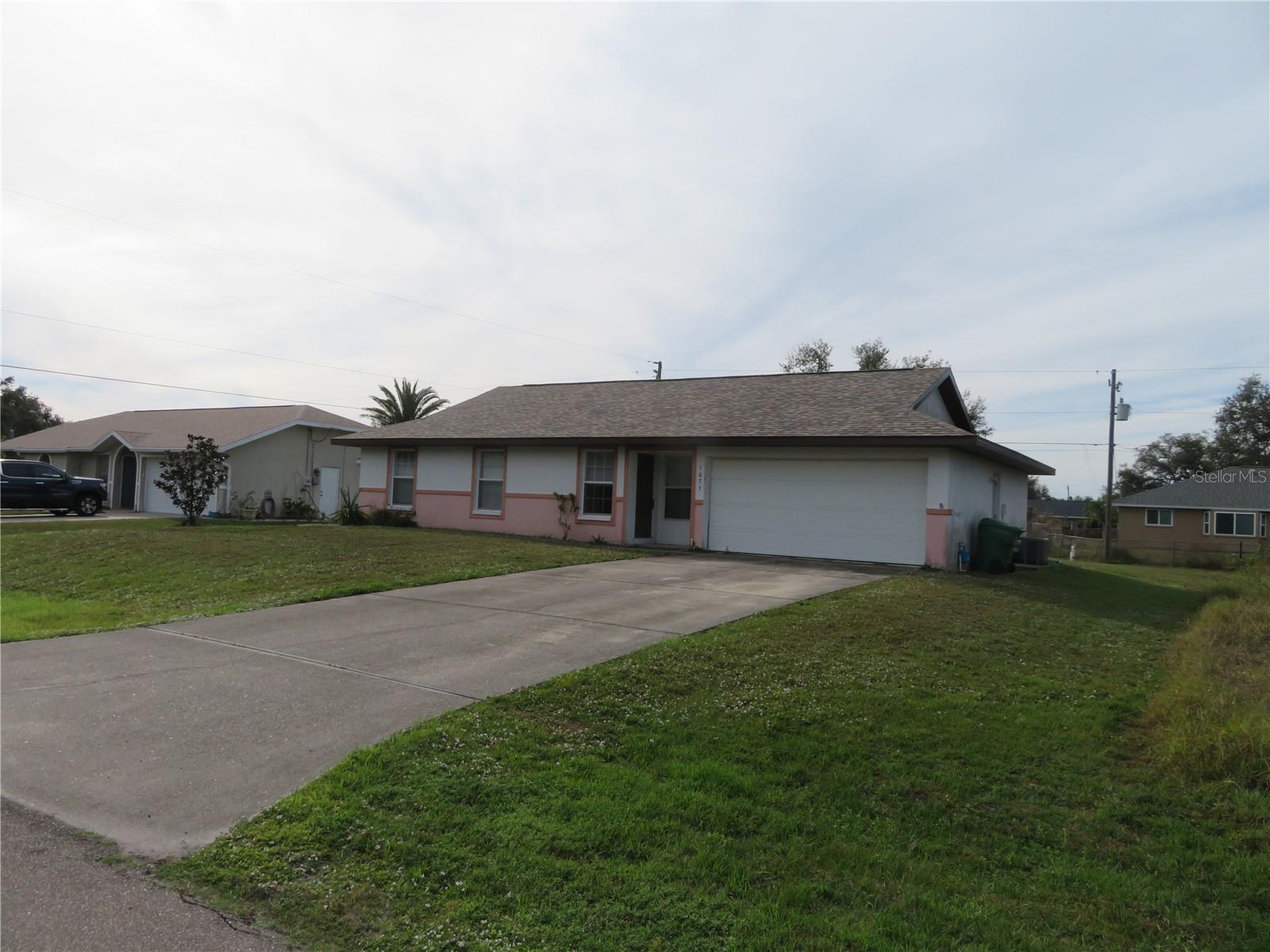 1073 MARCUS ST photo 2