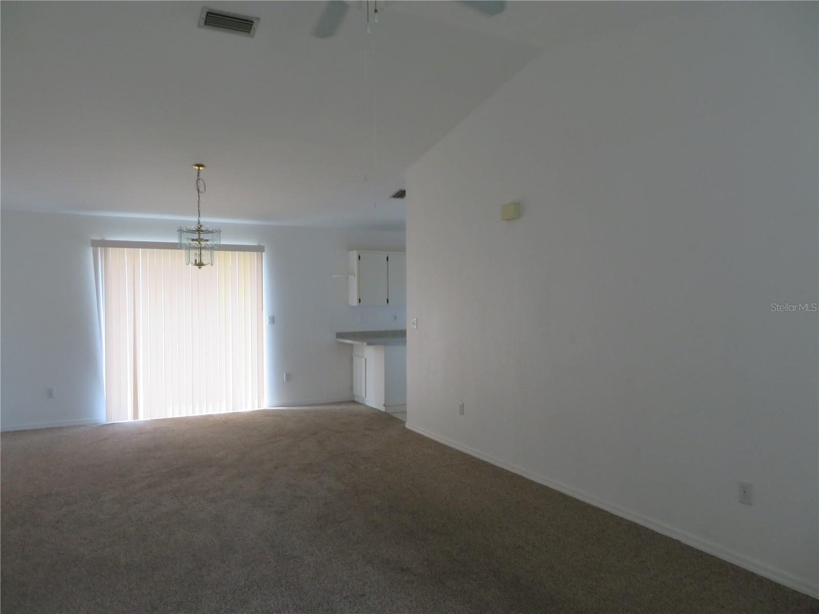 1073 MARCUS ST photo 3