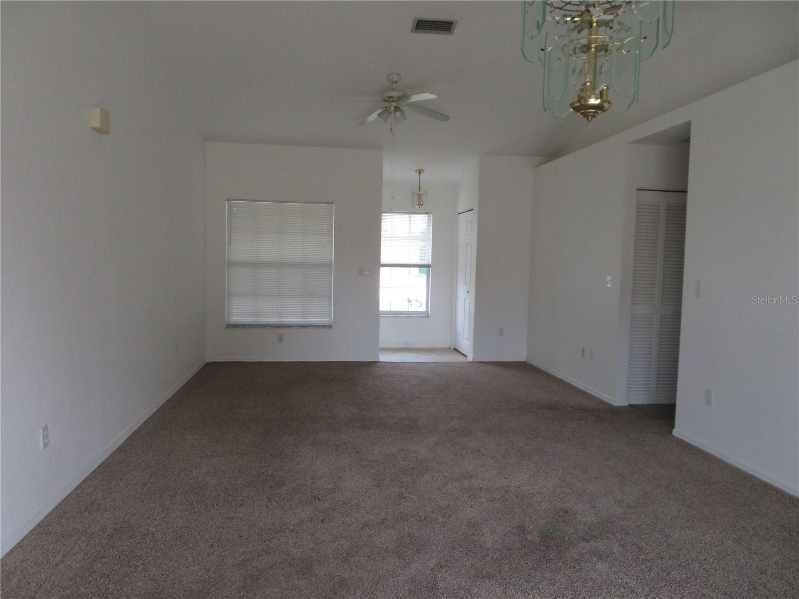 1073 MARCUS ST photo 4