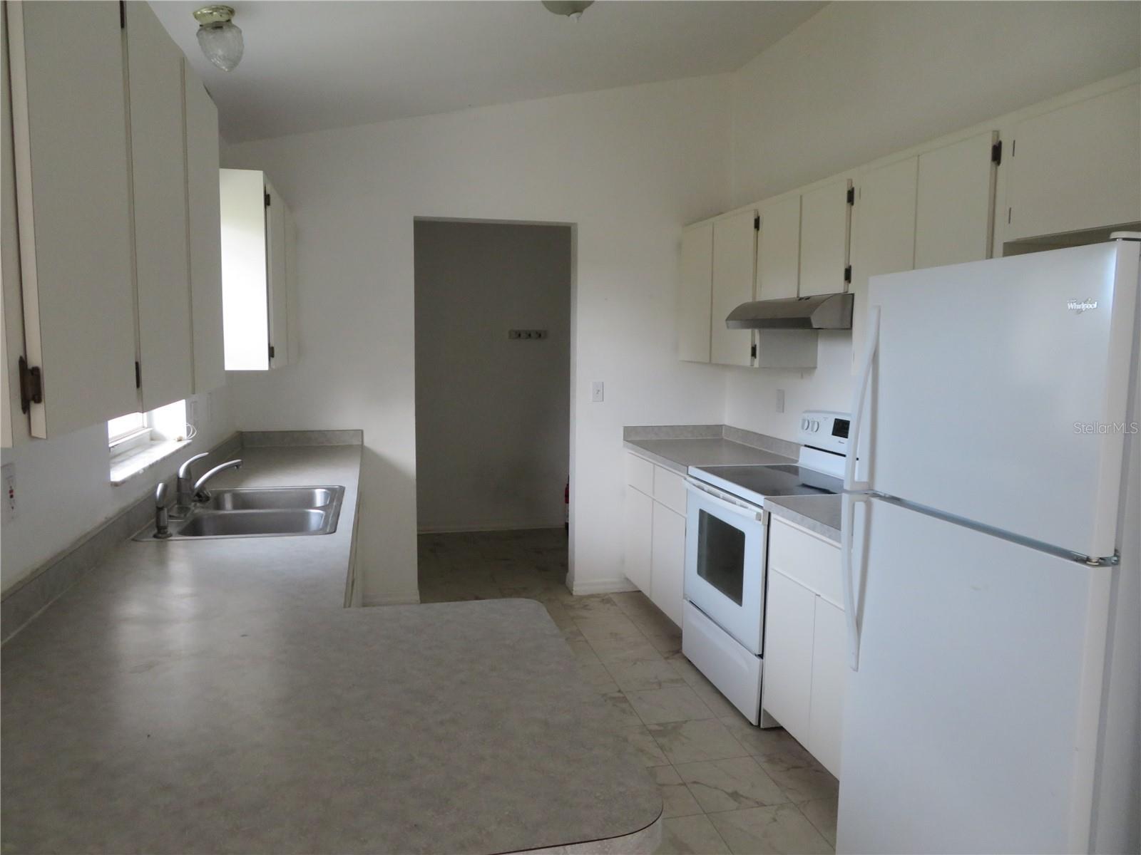 1073 MARCUS ST photo 5