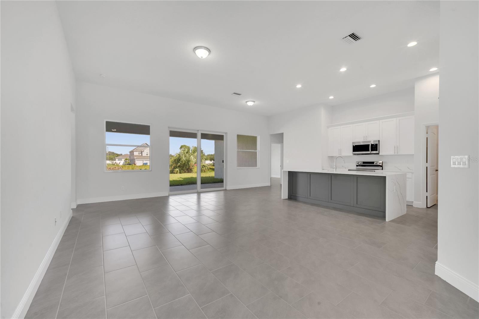 551 HANCOCK ST photo 3