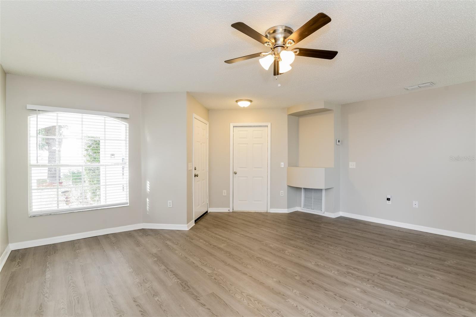 540 ROYAL RIDGE DR photo 3