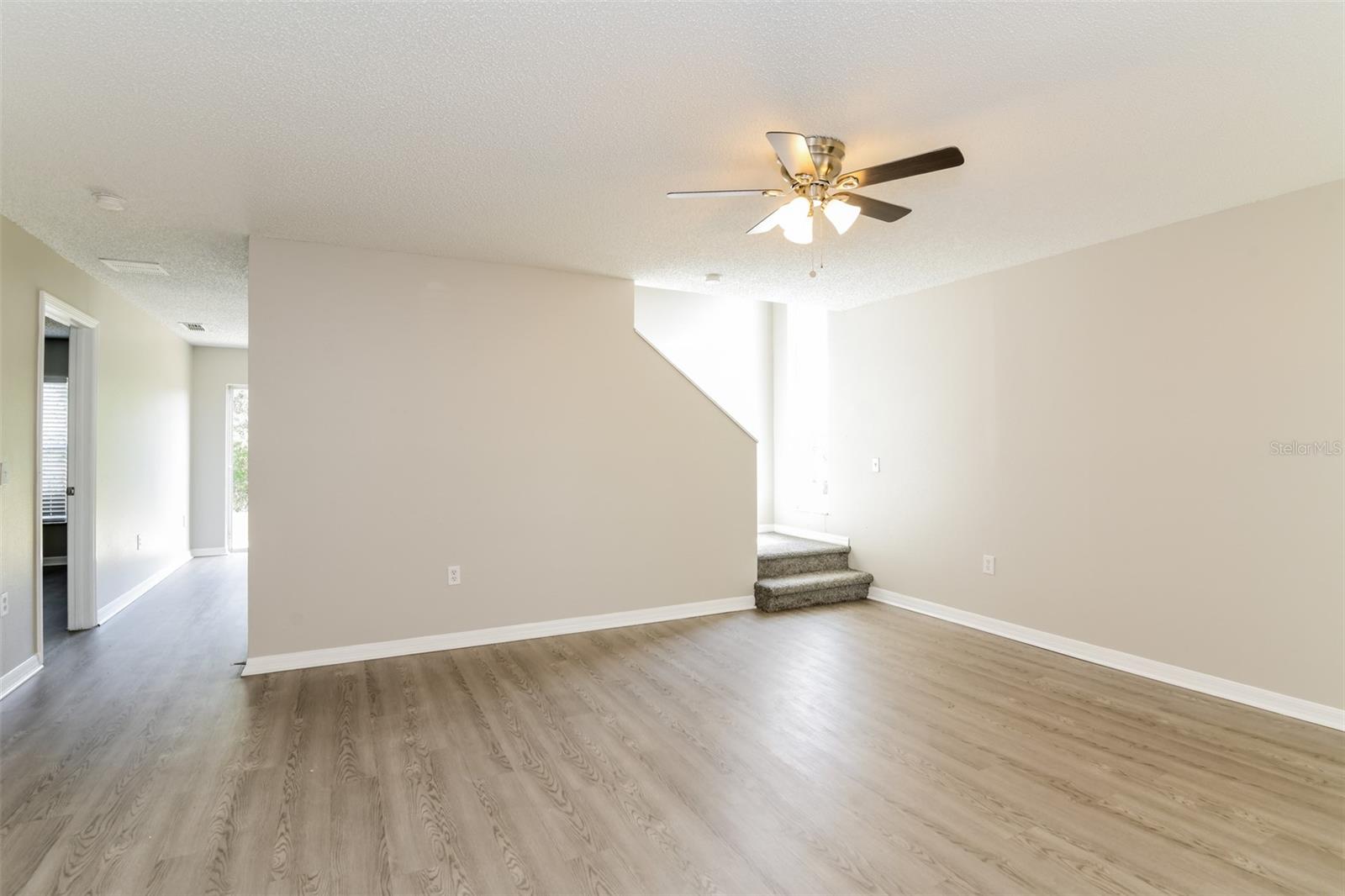 540 ROYAL RIDGE DR photo 4