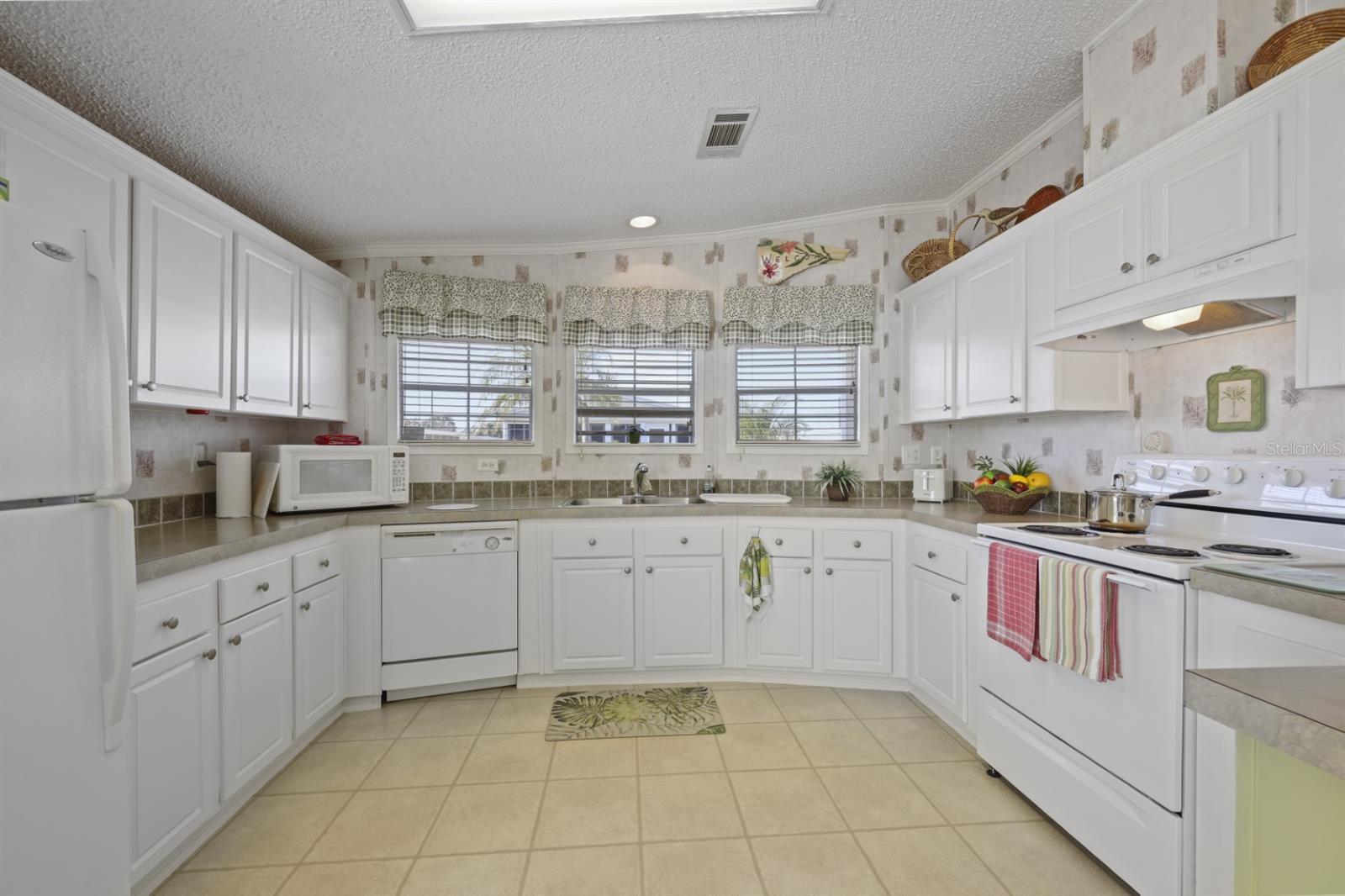 2100 KINGS HWY #100 photo 4