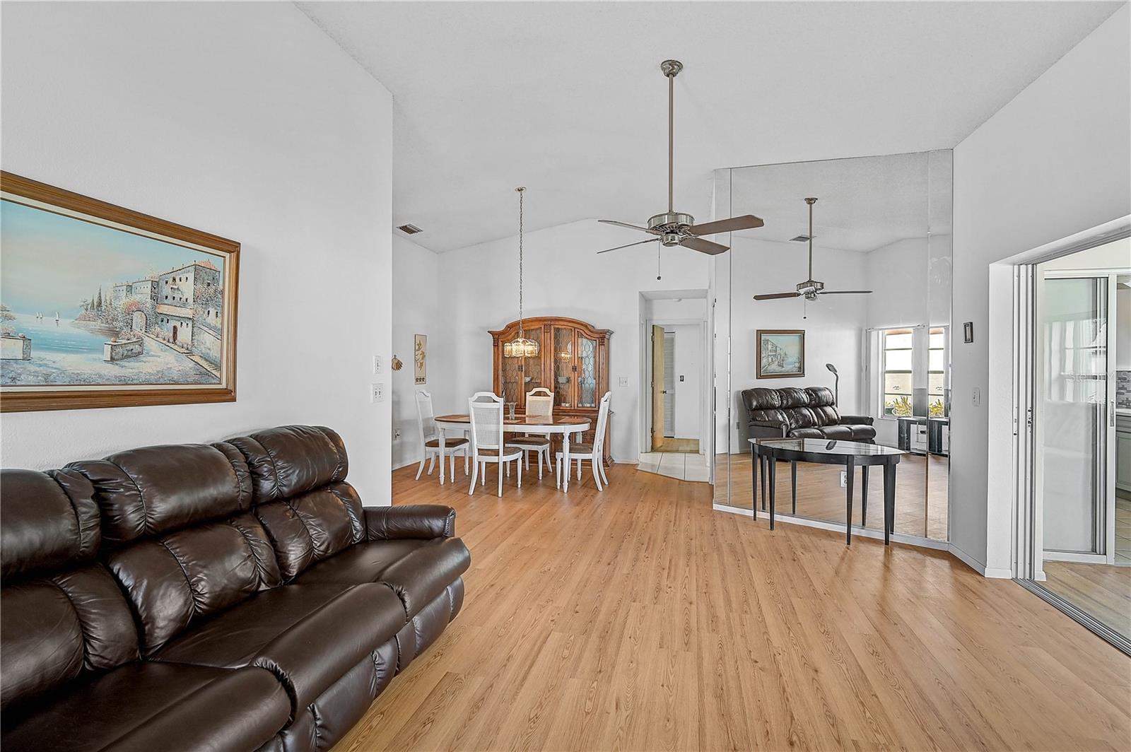 652 LINDEN DR photo 3