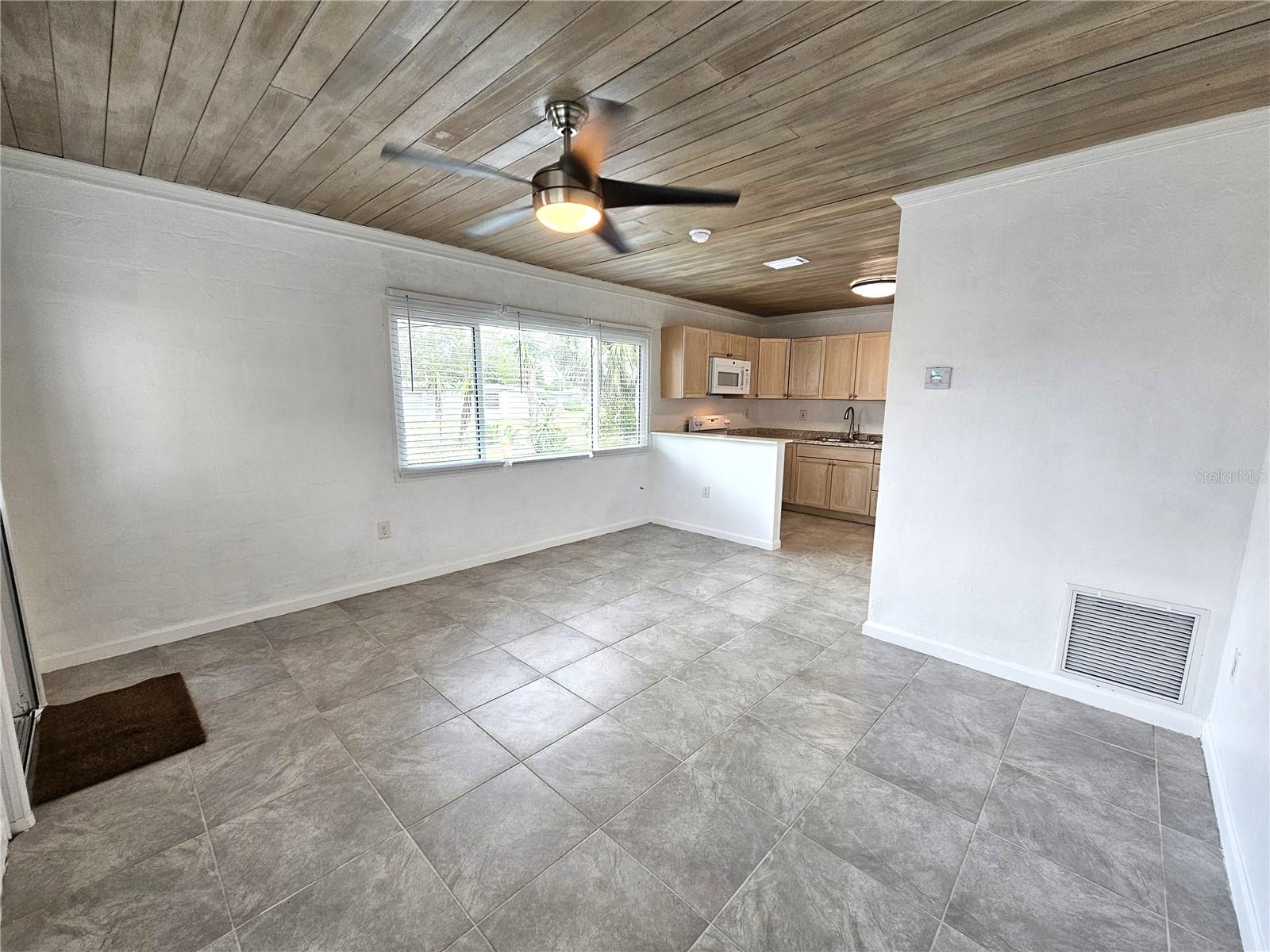 865 PALM AVE #B photo 4