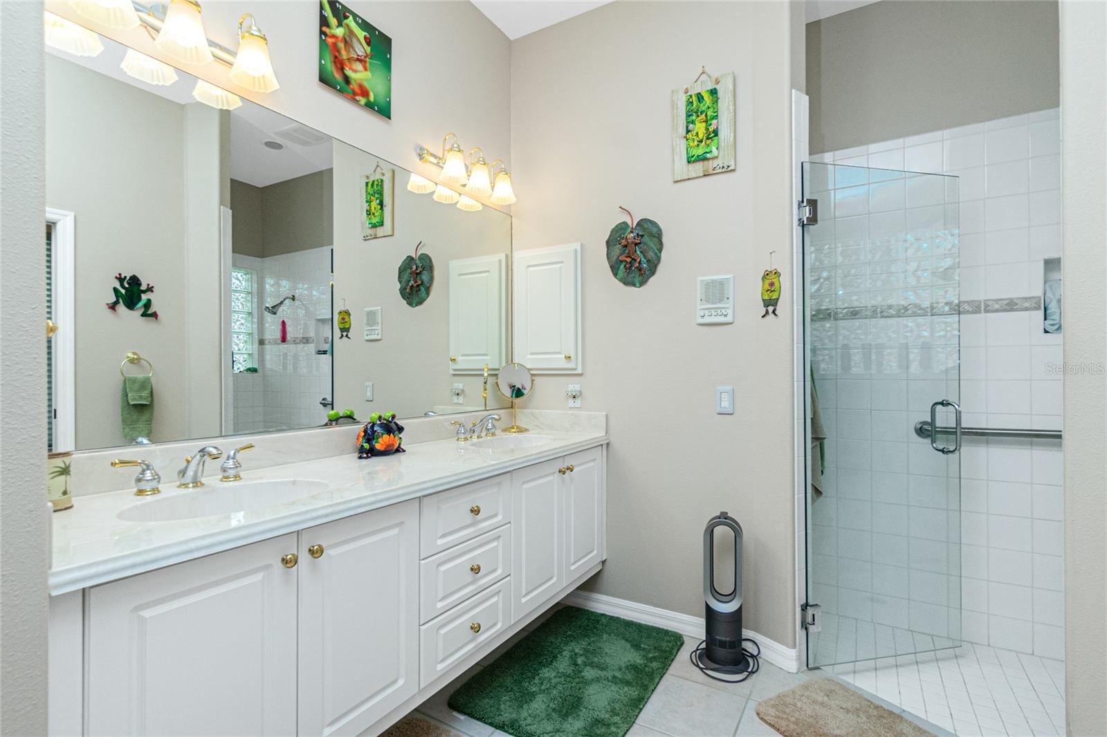 8242 LAKESIDE DR photo 3