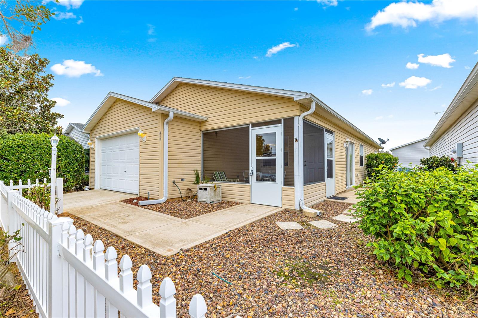 453 HILDALGO DR photo 2