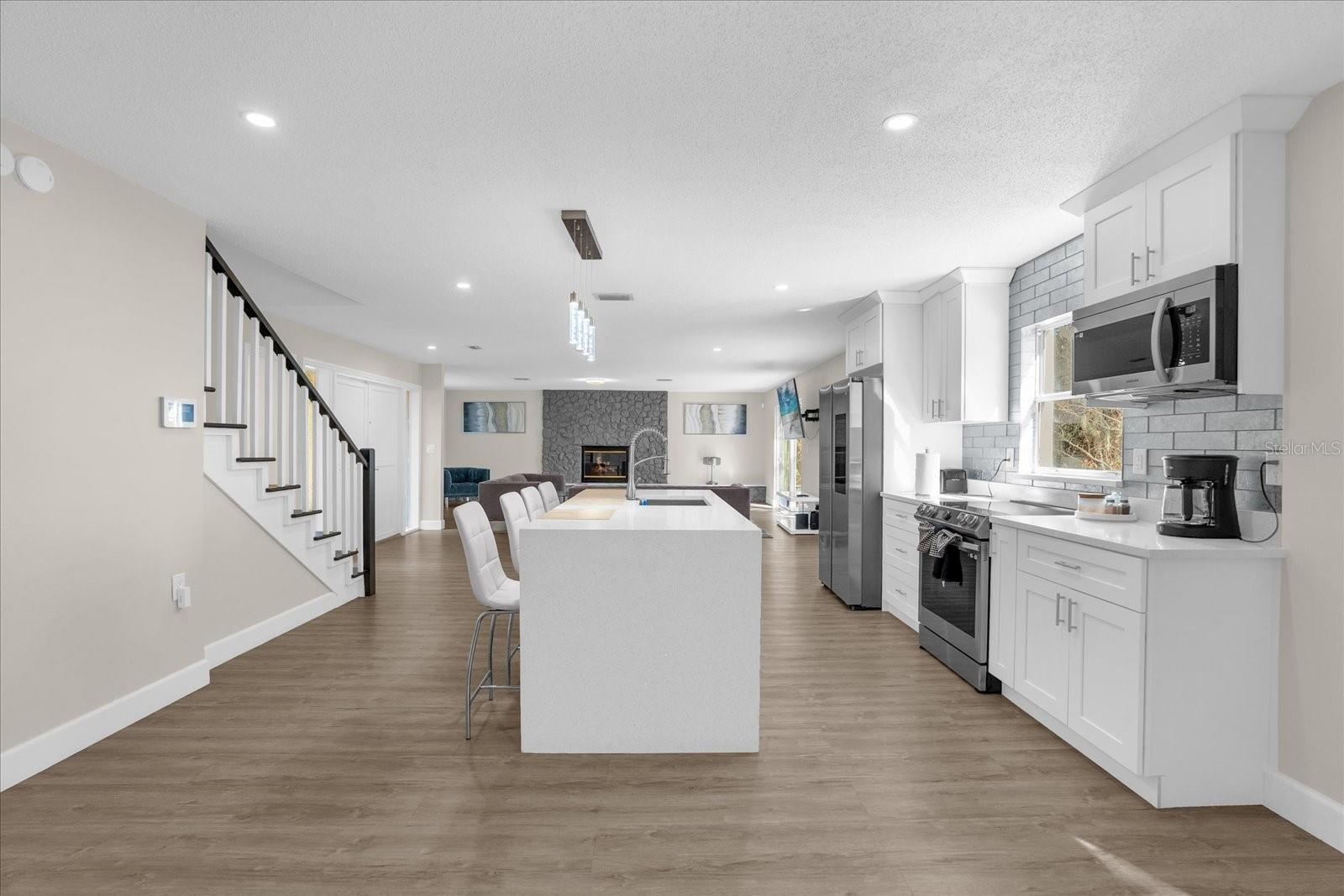 7470 LAKE MARSHA DR photo 4