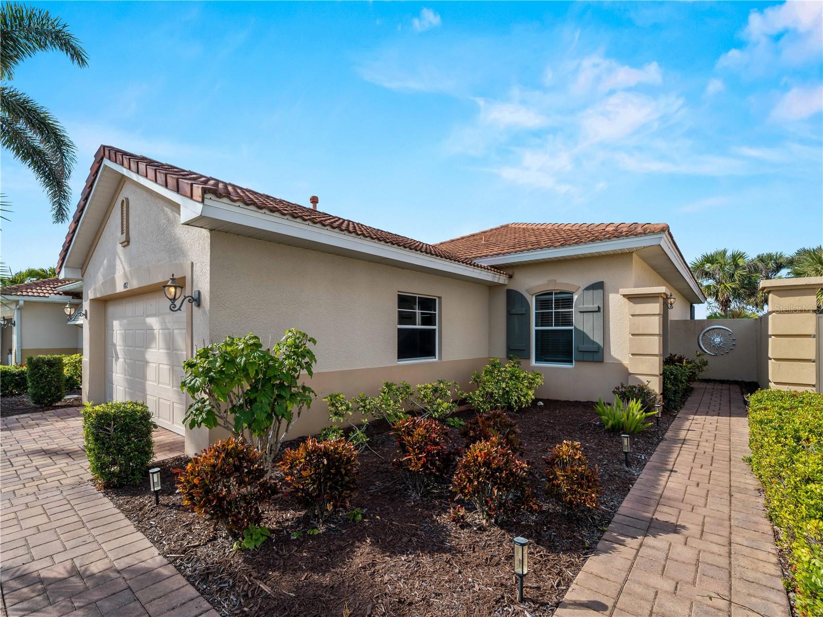 482 MONTELLUNA DR photo 3