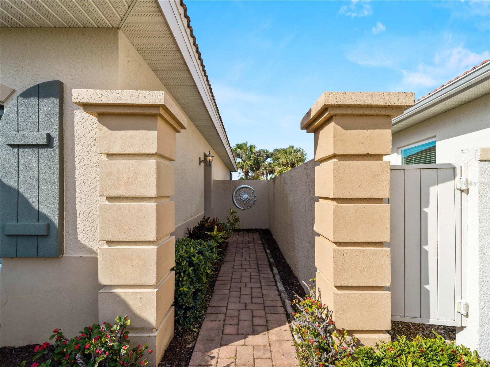 482 MONTELLUNA DR photo 4
