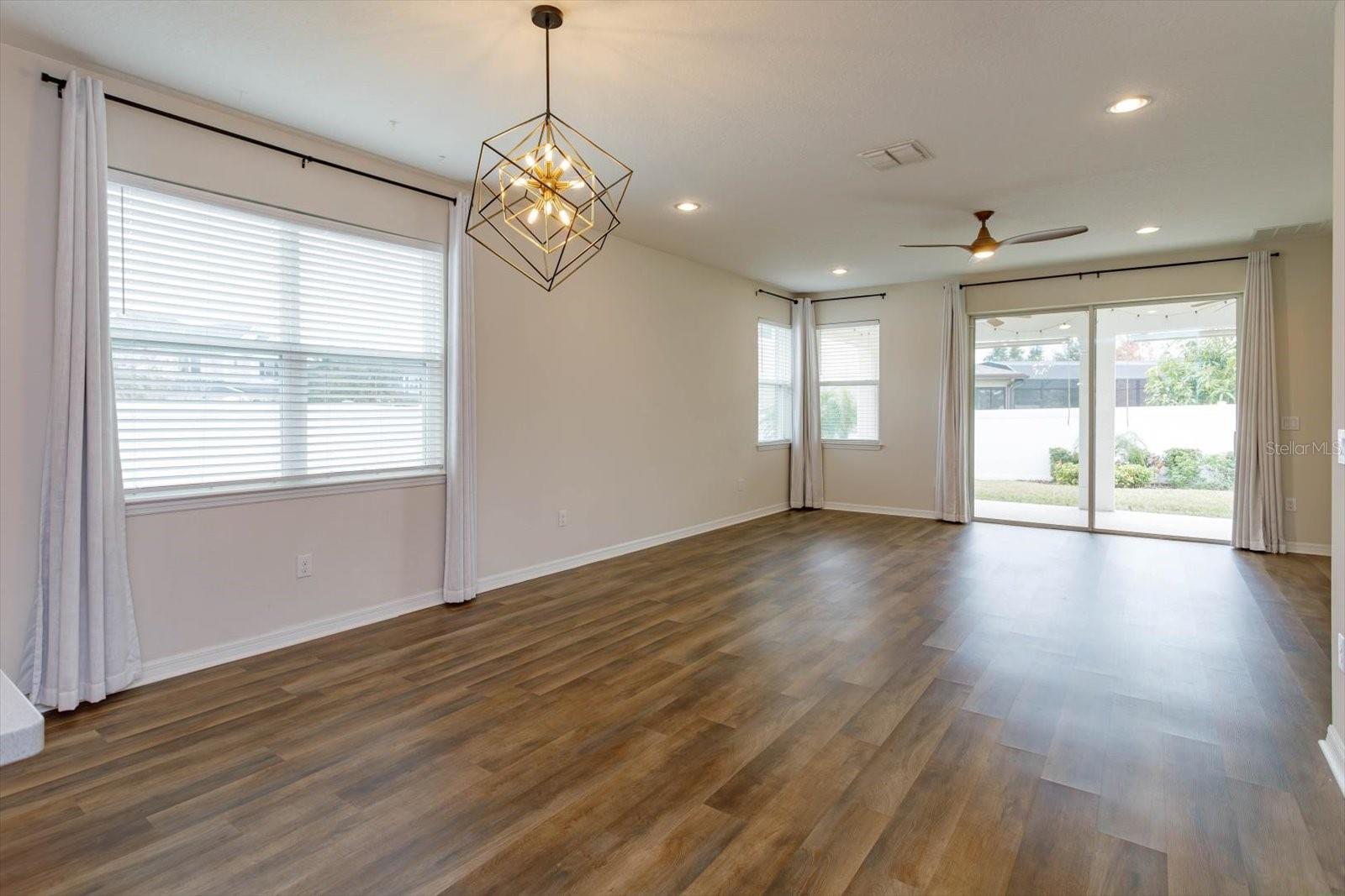 2232 DONAHUE DR photo 2