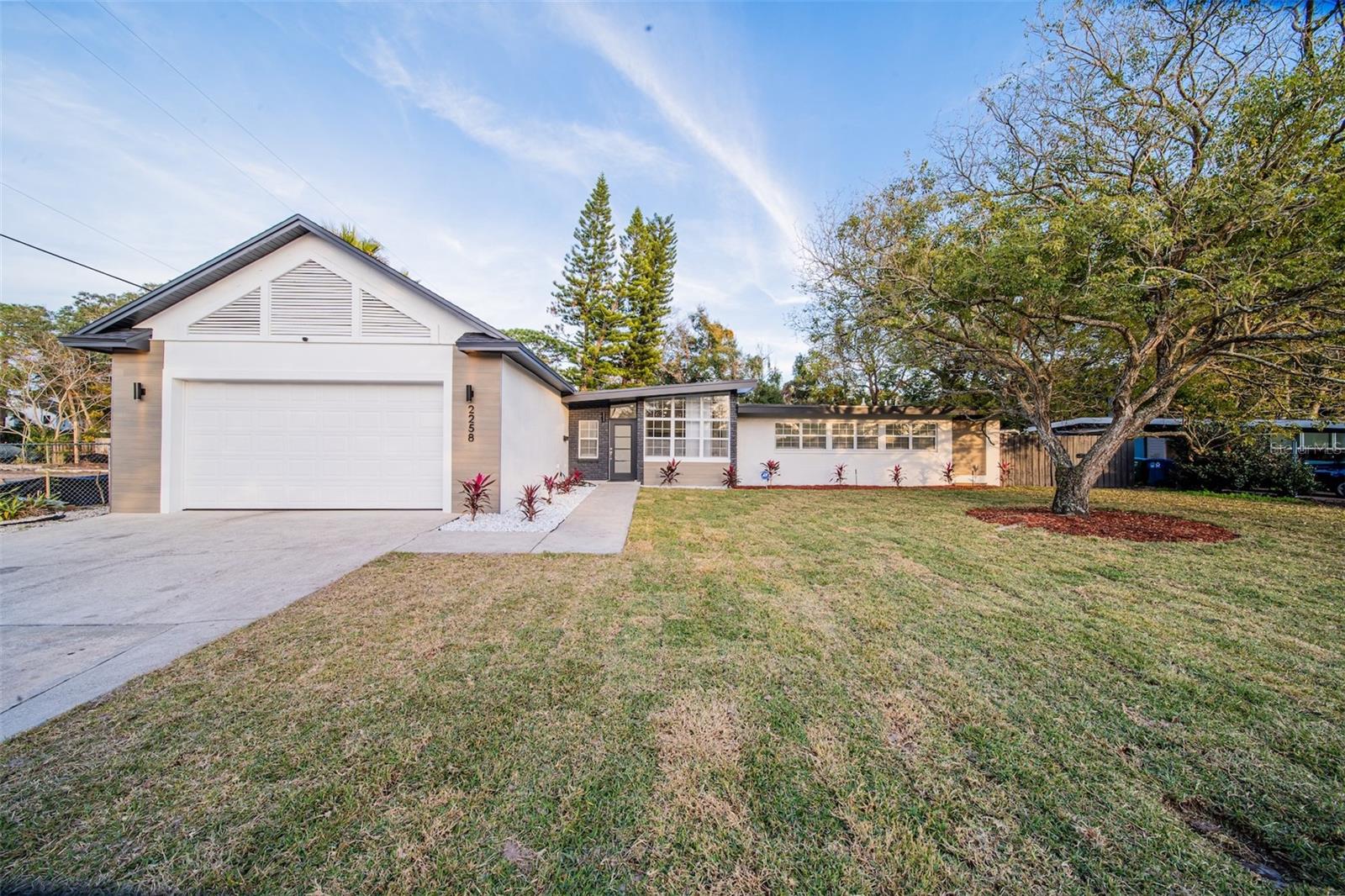 2258 E HOWARD DR photo 2