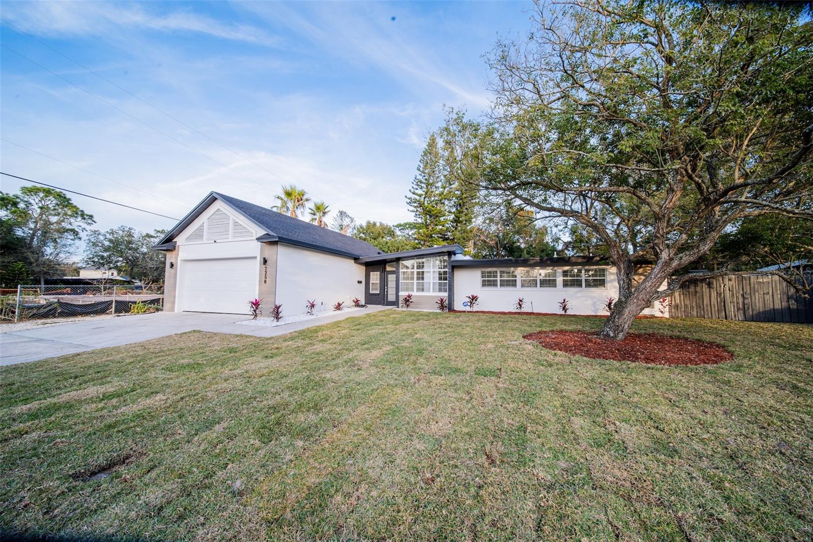 2258 E HOWARD DR photo 3