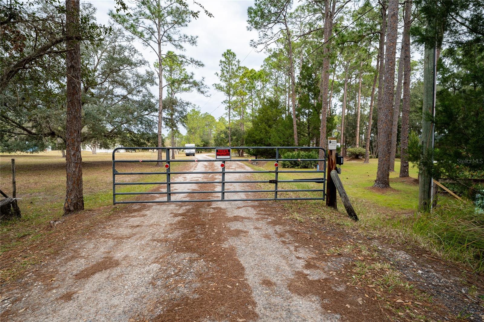 875 EDEN DR photo 2
