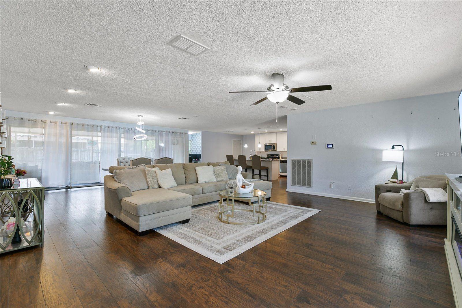 7304 GATES CIR photo 4