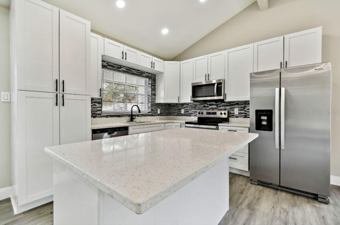 516 HIGHVIEW CIR N photo 3