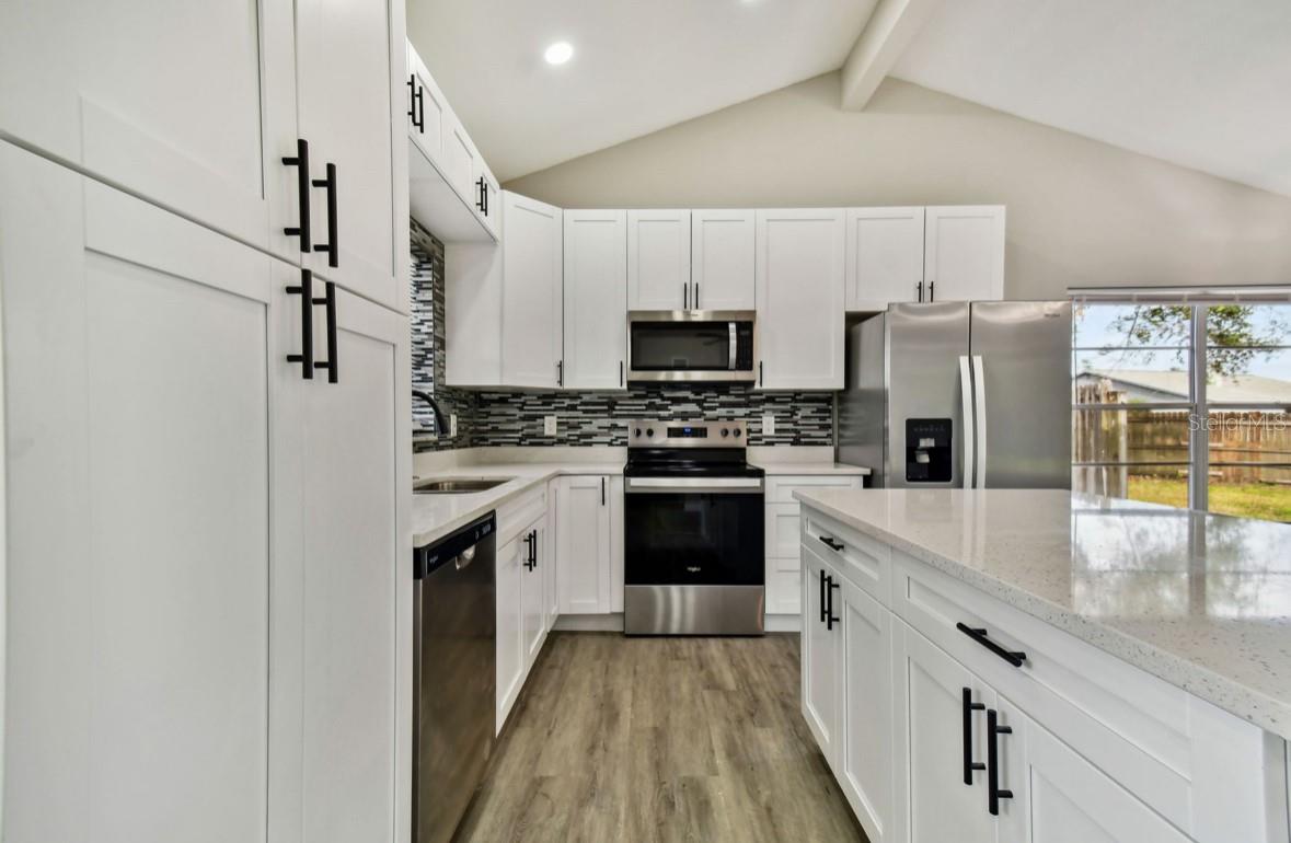 516 HIGHVIEW CIR N photo 4