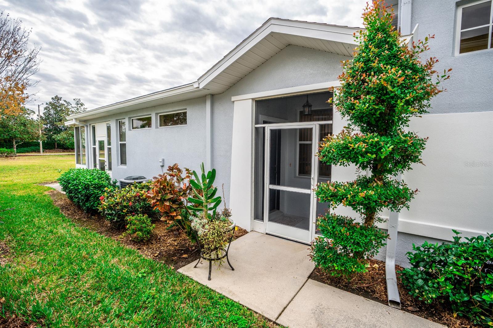 1211 LYNDHURST GREENS DR photo 4