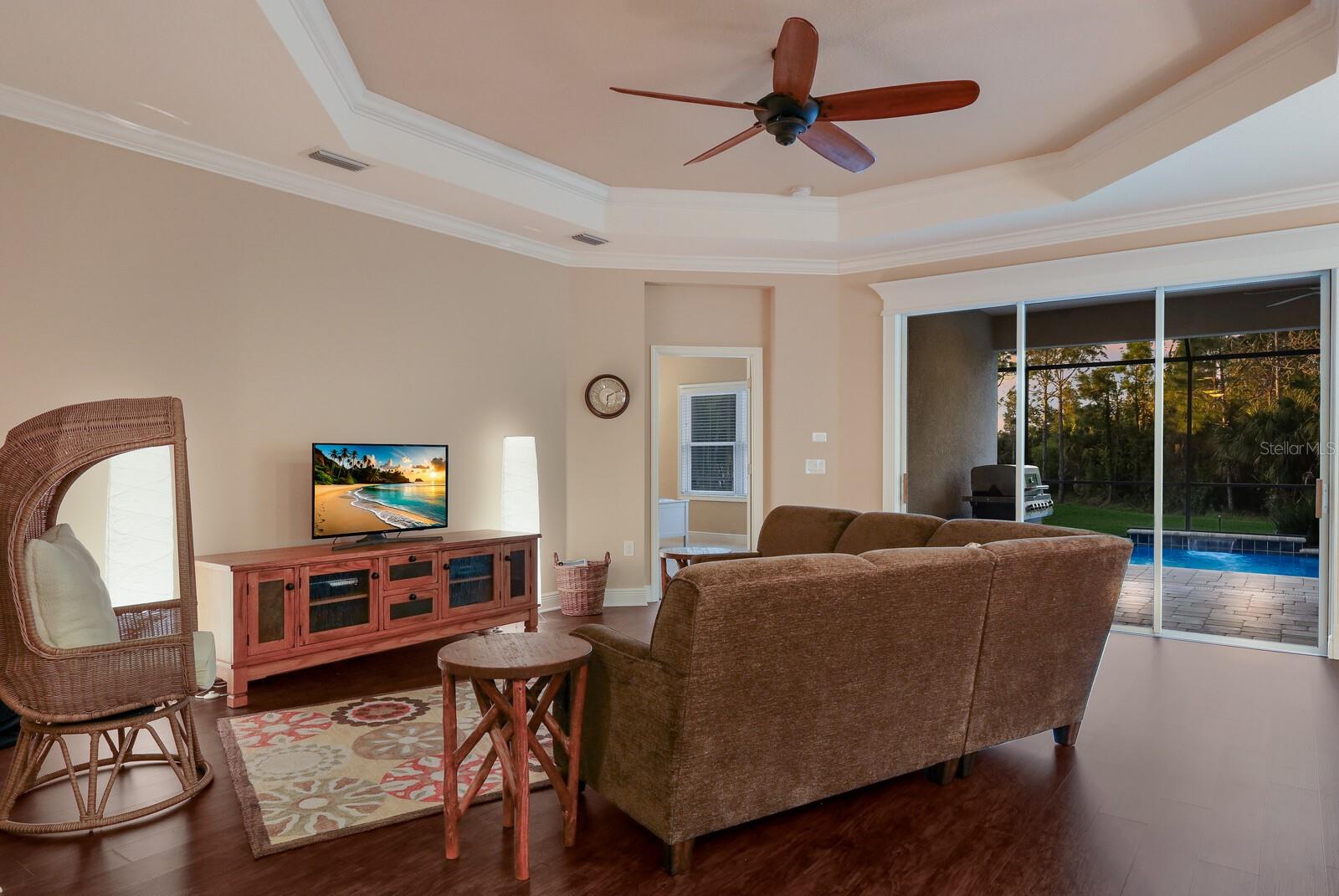 176 AVENS DR photo 4
