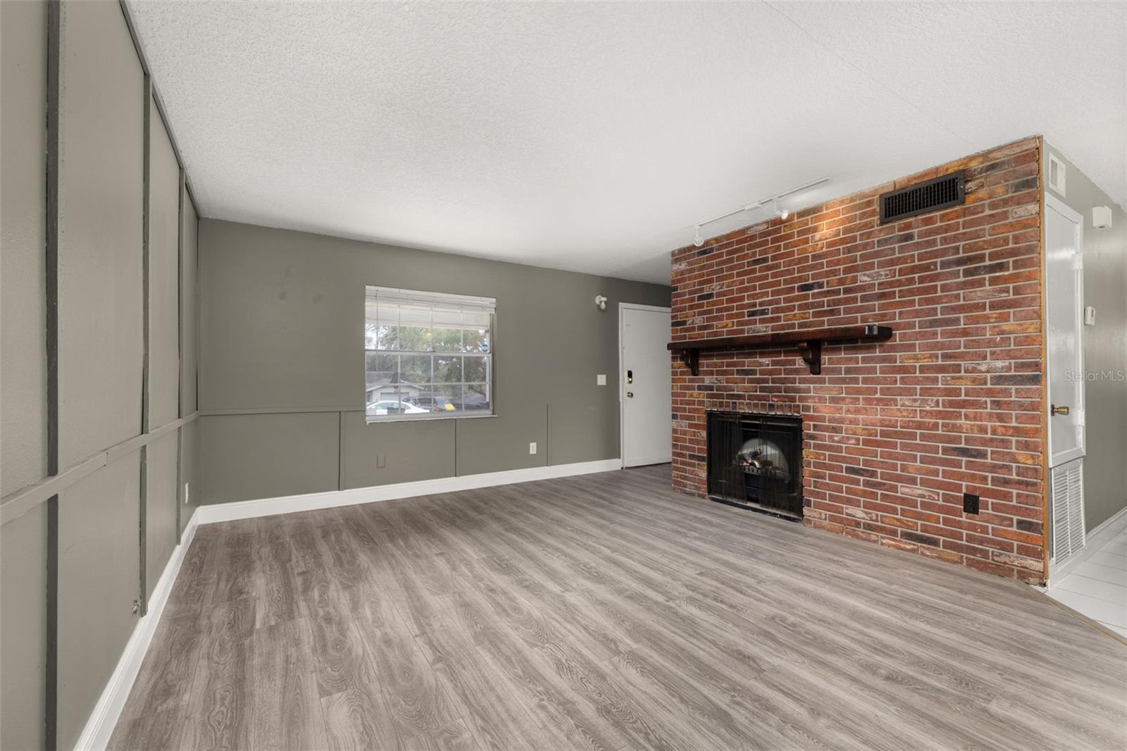 209 OVERLOOK DR photo 3