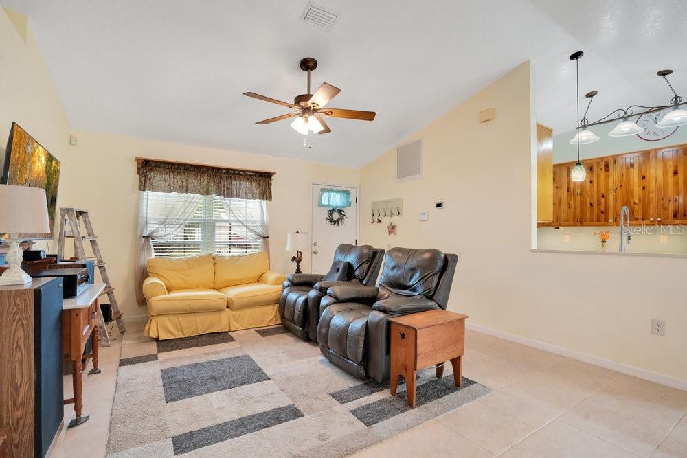 1336 SCHAYLER ST photo 3